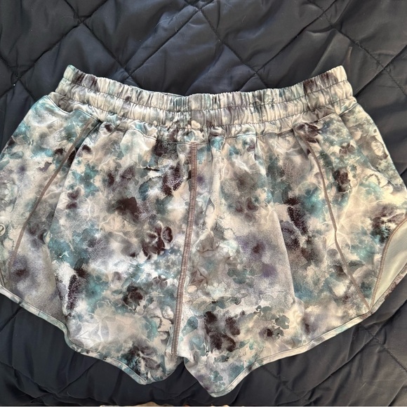 Lululemon Hotty Hot Shorts - Picture 1 of 4